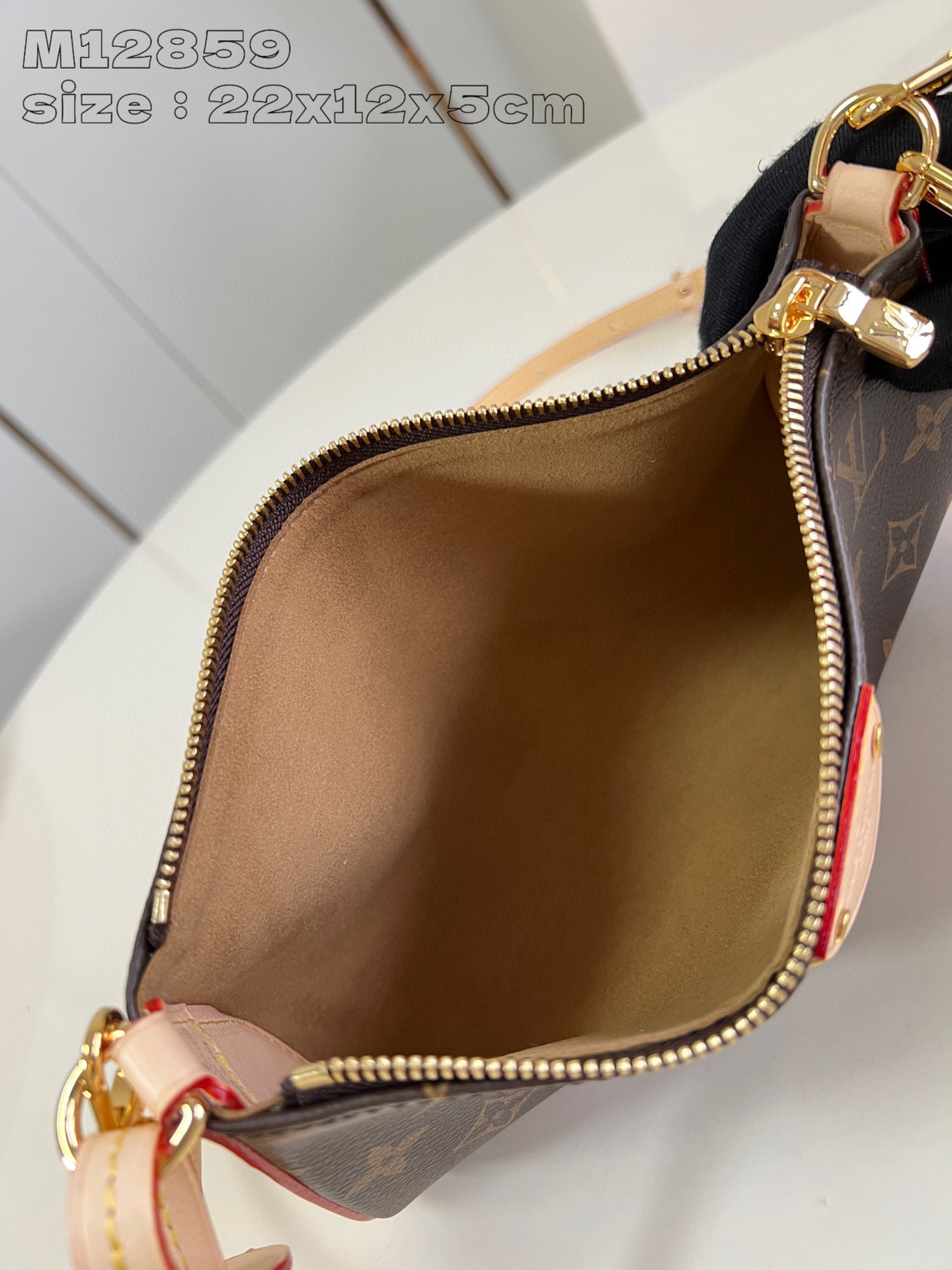 Louis Vuitton  Pochette Tirette  Size：22*12*5.5cm