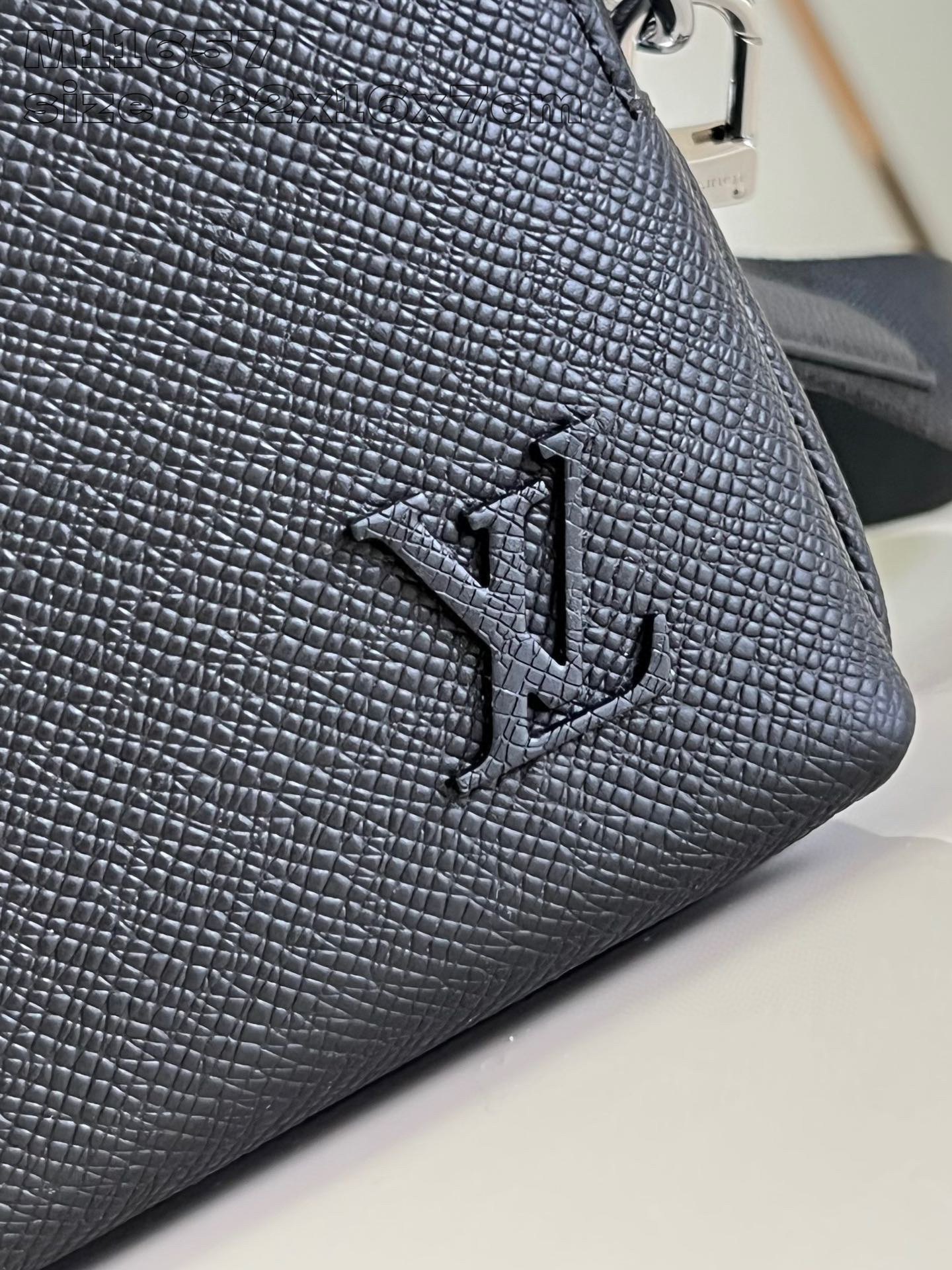 Louis Vuitton Avenue Größe: 22,5 x 16 x 7,5 cm