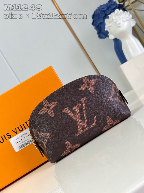 Louis Vuitton Pochette Cosmétique Größe: 19 * 12 * 6 cm