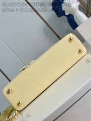 Louis Vuitton Capucines Ost-West Größe: 30 * 19 * 9 cm