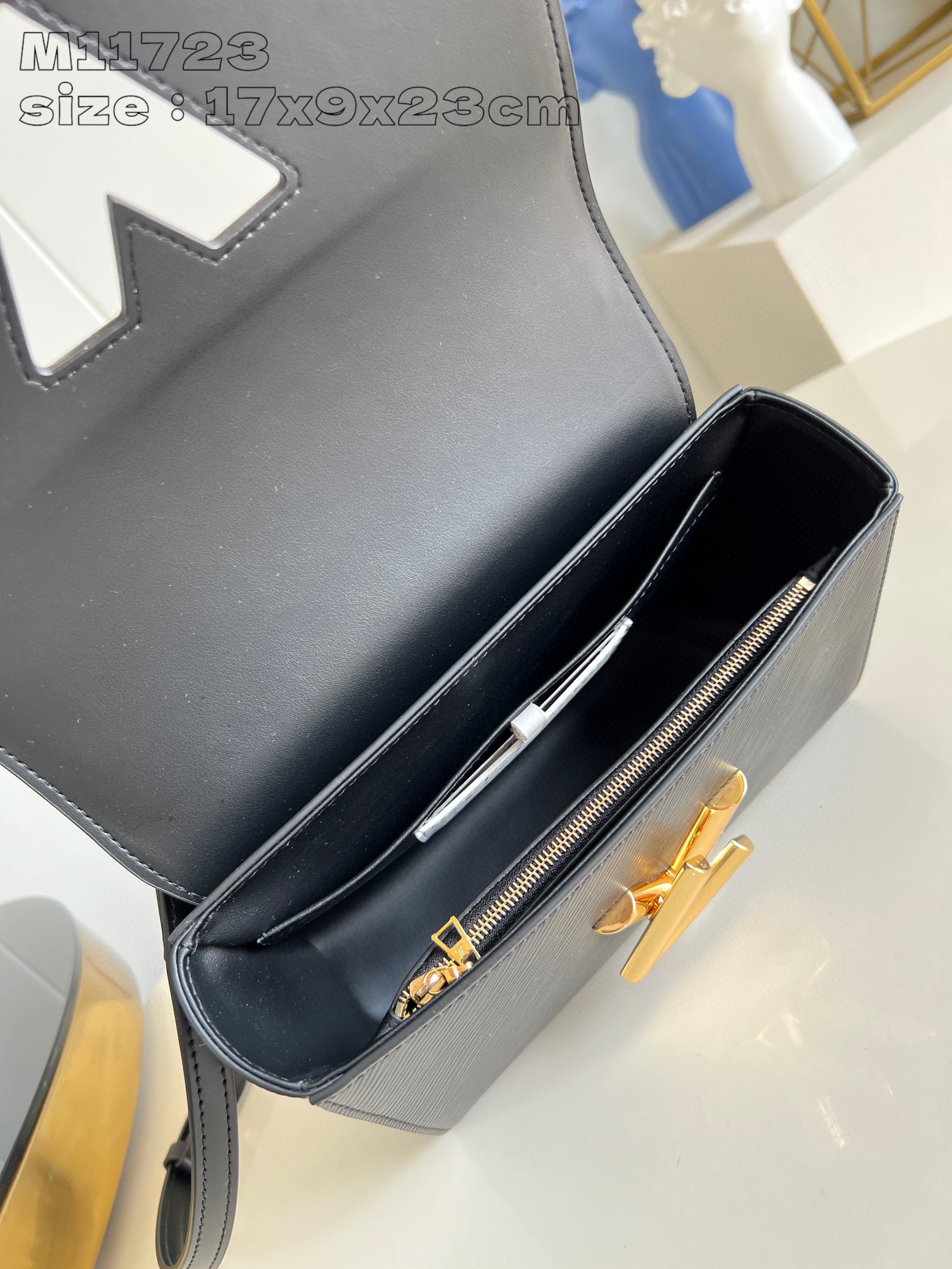 Louis Vuitton Twist  Monogram Size：23*17*9.5cm