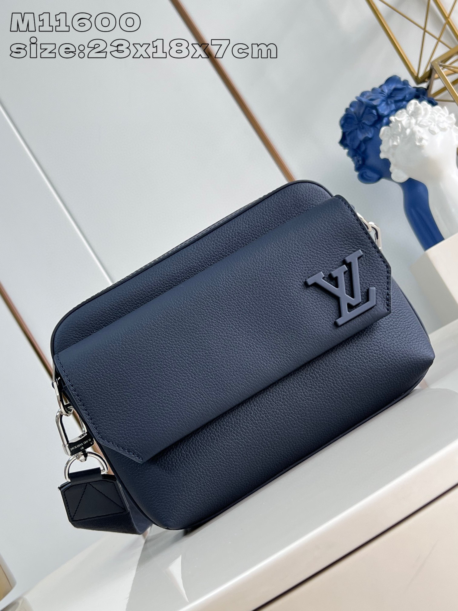 Louis Vuitton Fastline     Size：23.5*18*7cm