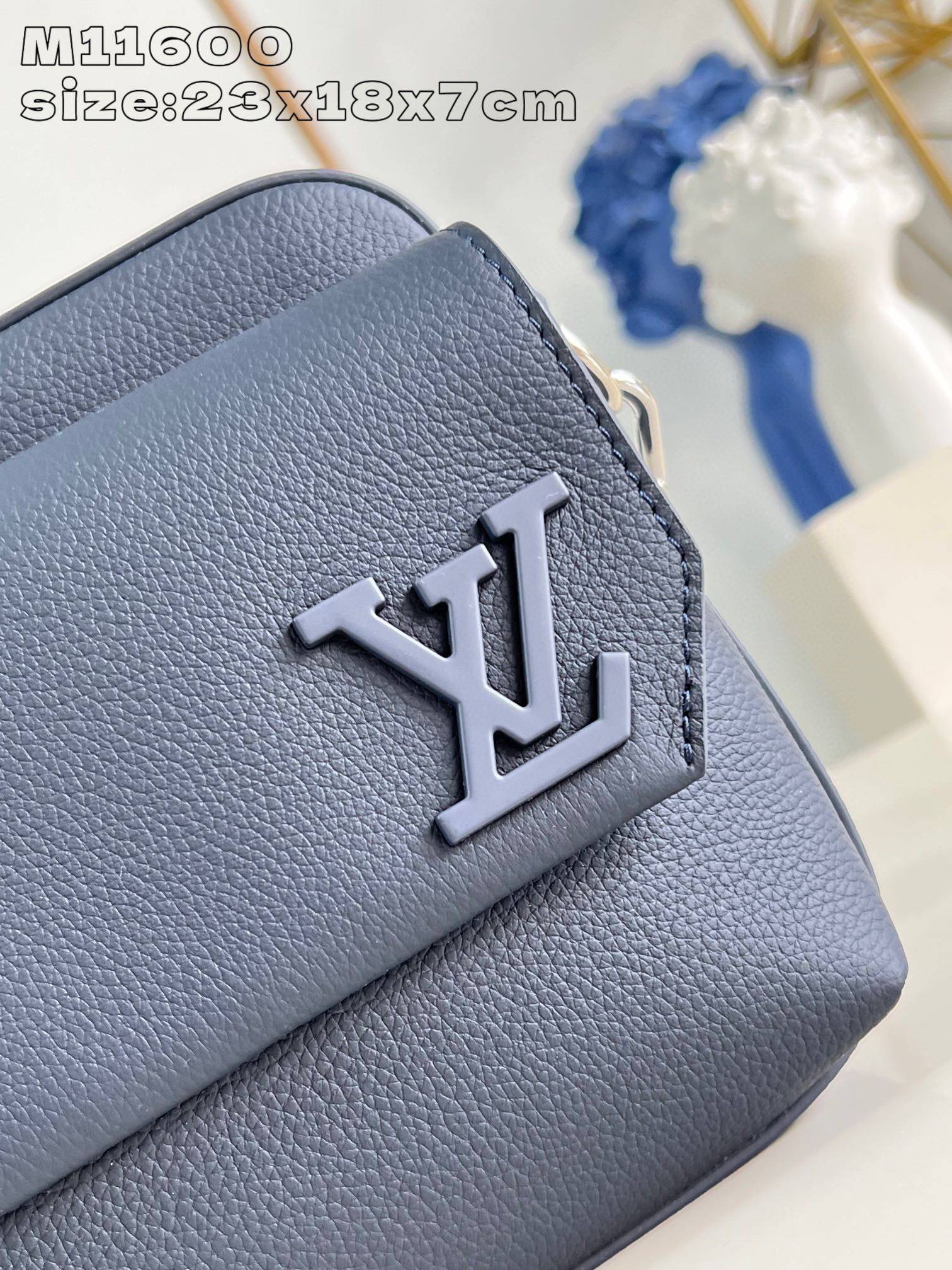Louis Vuitton Fastline     Size：23.5*18*7cm