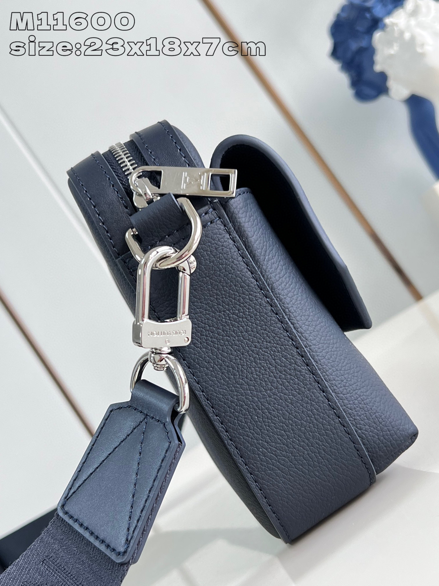 Louis Vuitton Fastline     Size：23.5*18*7cm