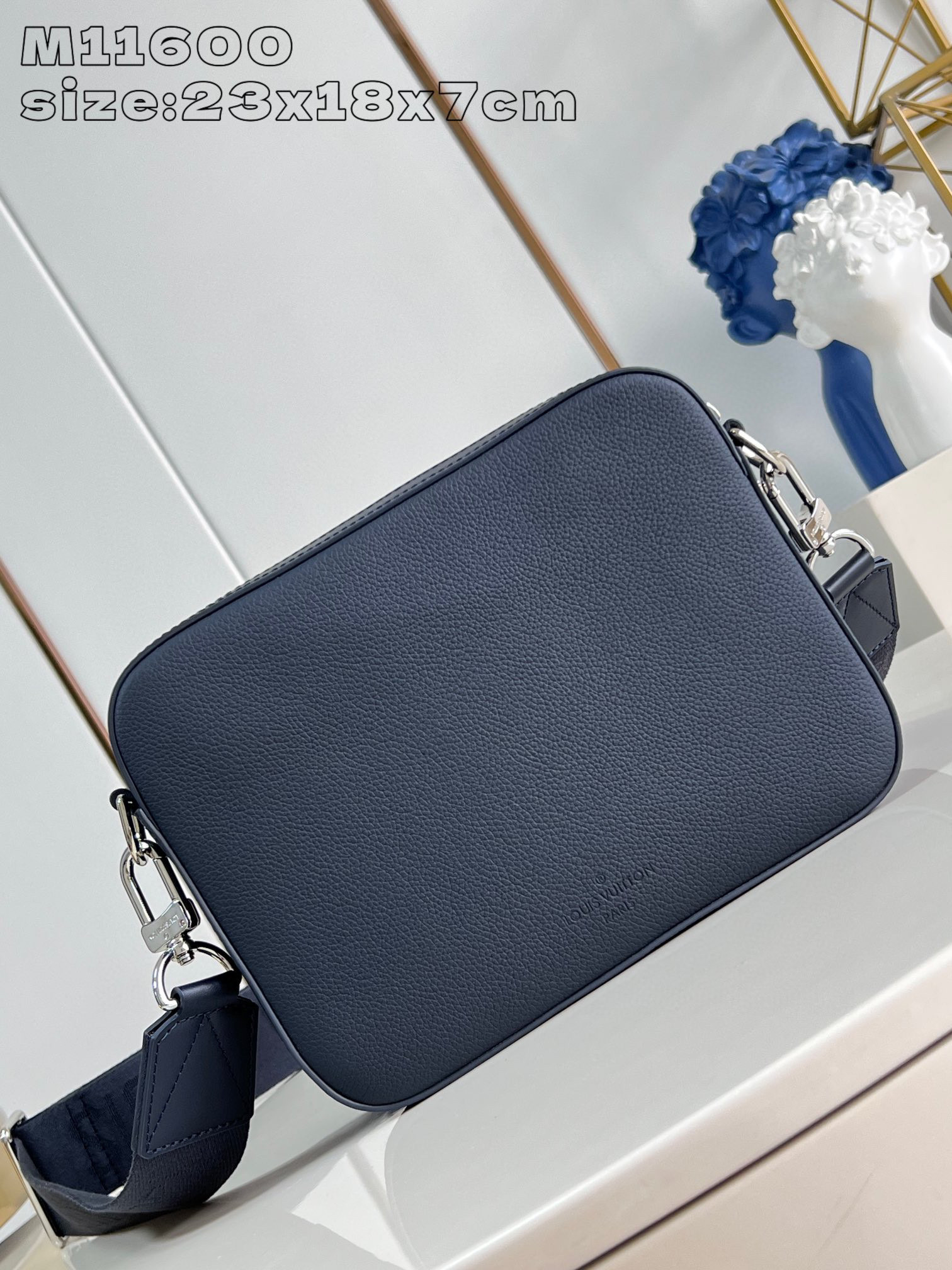 Louis Vuitton Fastline     Size：23.5*18*7cm