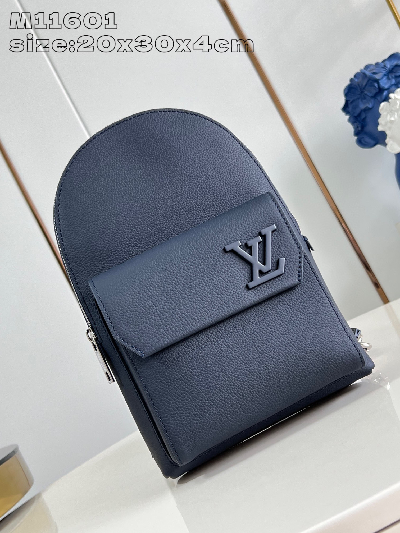 Louis Vuitton  Pilot         Size：30*20*4cm