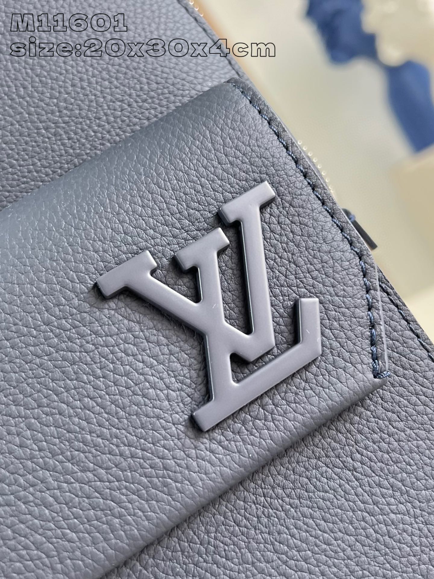 Louis Vuitton  Pilot         Size：30*20*4cm