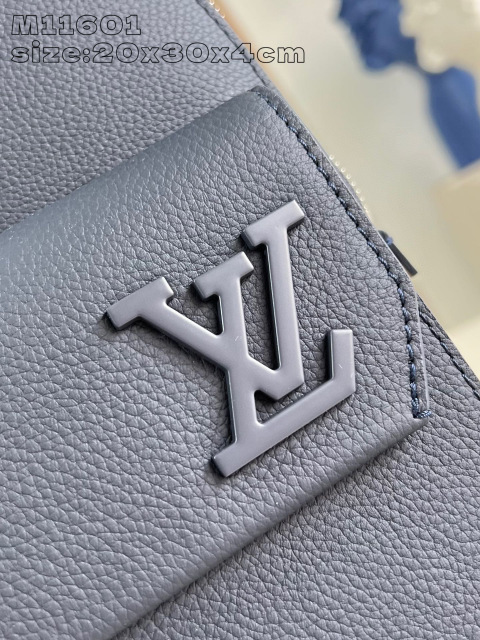 Louis Vuitton  Pilot         Size：30*20*4cm