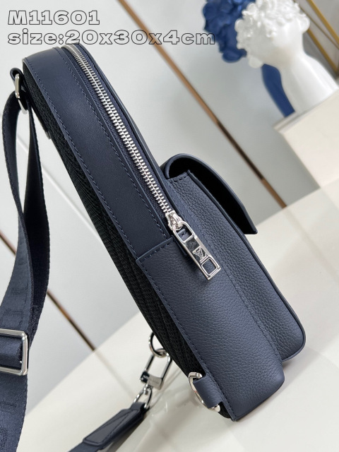 Louis Vuitton  Pilot         Size：30*20*4cm