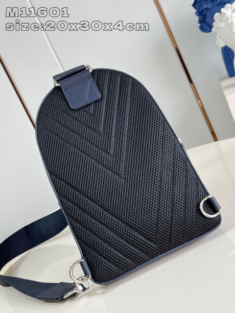 Louis Vuitton  Pilot         Size：30*20*4cm