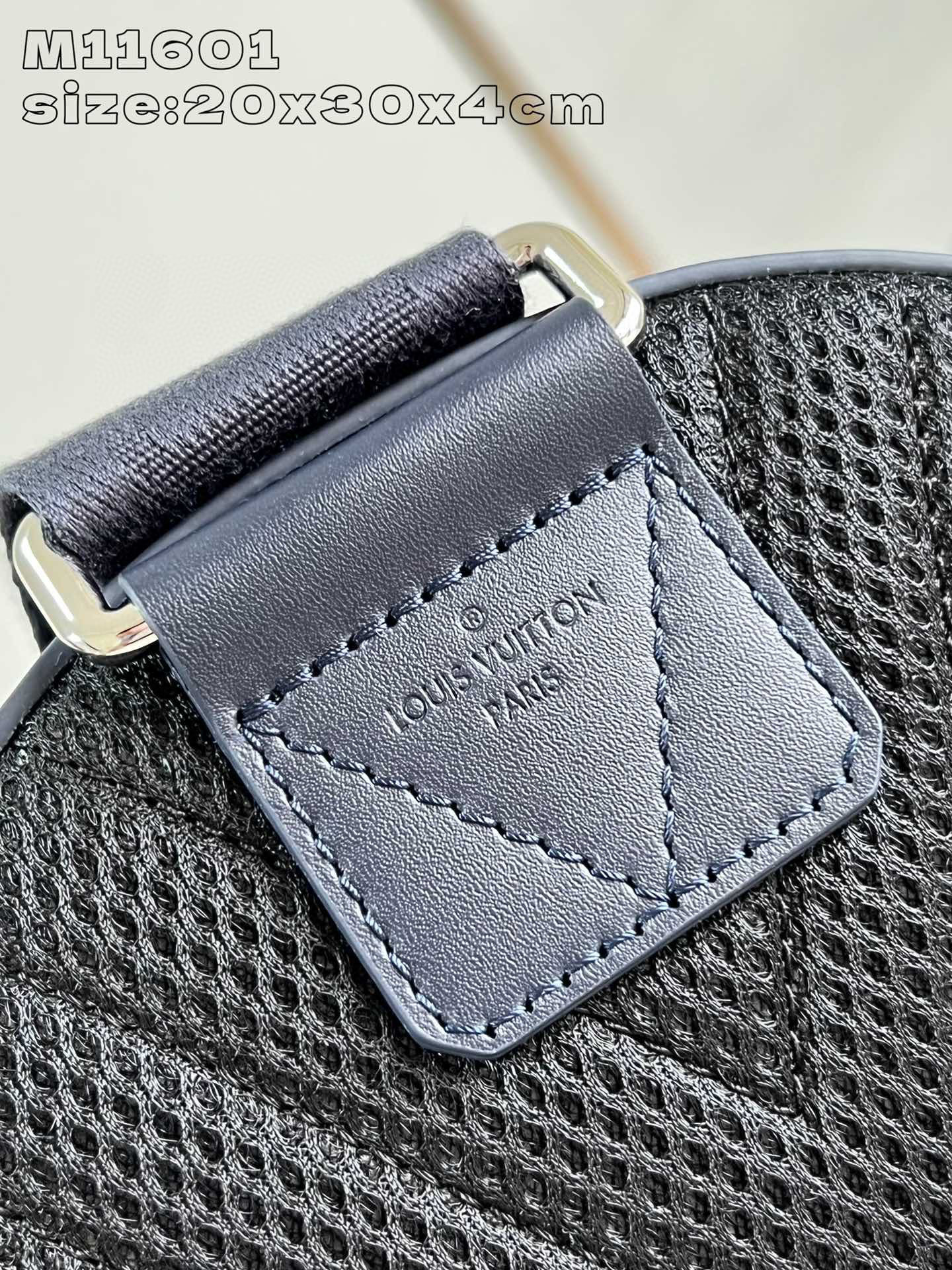 Louis Vuitton  Pilot         Size：30*20*4cm