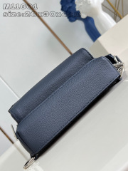 Louis Vuitton  Pilot         Size：30*20*4cm