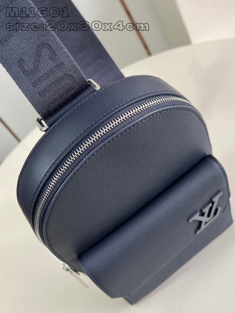 Louis Vuitton  Pilot         Size：30*20*4cm
