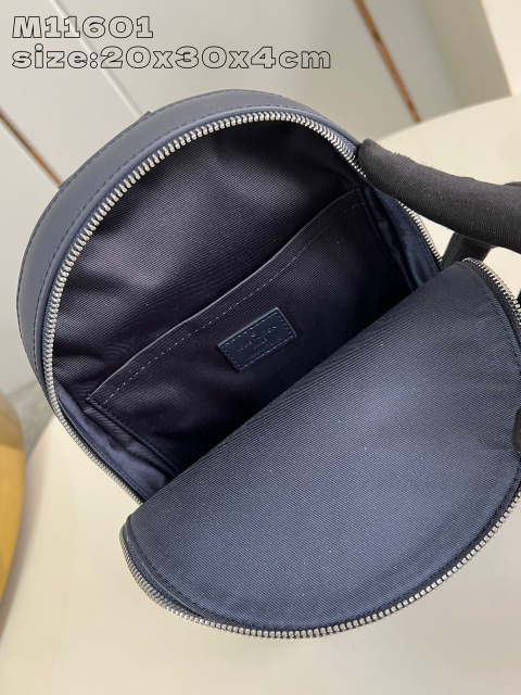 Louis Vuitton  Pilot         Size：30*20*4cm