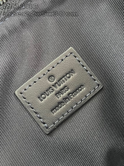 Louis Vuitton 航空信尺寸：30*22*5cm