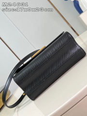 Louis Vuitton Twisted 尺寸：23*17*9.5cm