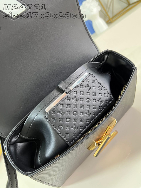 Louis Vuitton Twisted 尺寸：23*17*9.5cm
