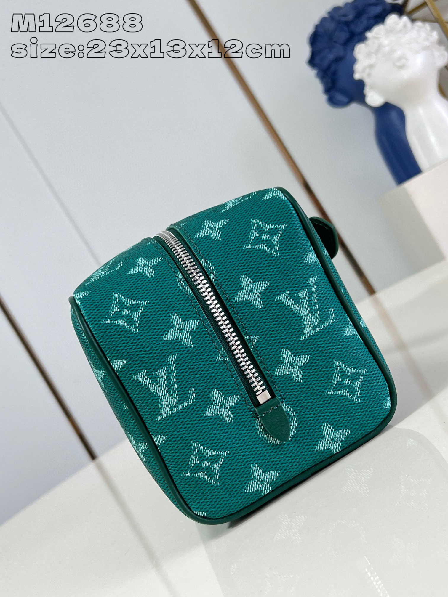 Louis Vuitton  Locker Dopp Kit Size：23*13*12cm