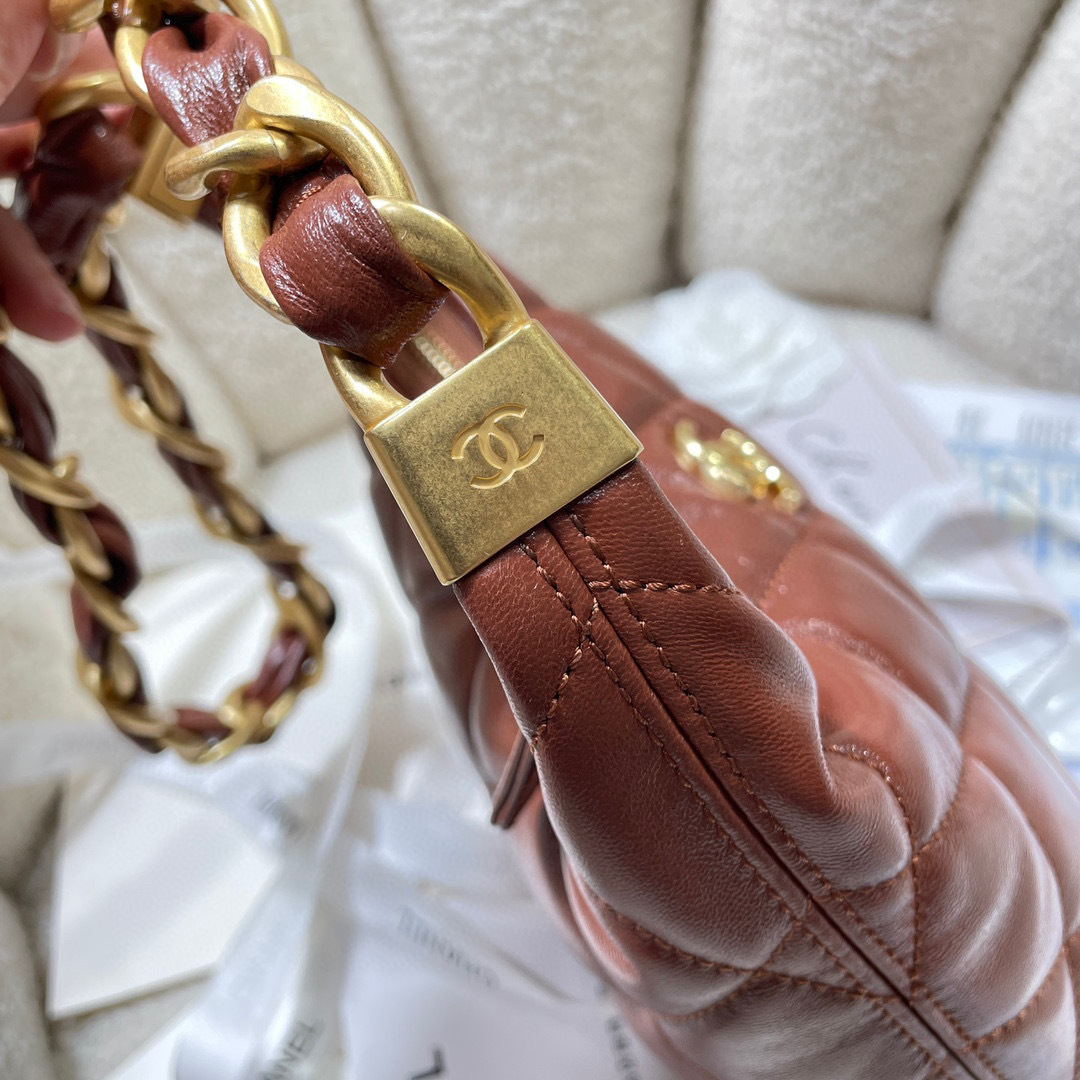 Chanel 24a hobo Dimensioni: 22,5*19,5*8,5 cm