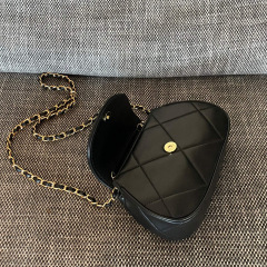 Dimensioni Chanel Yuanbaobao: 22 x 14 x 6,5 cm