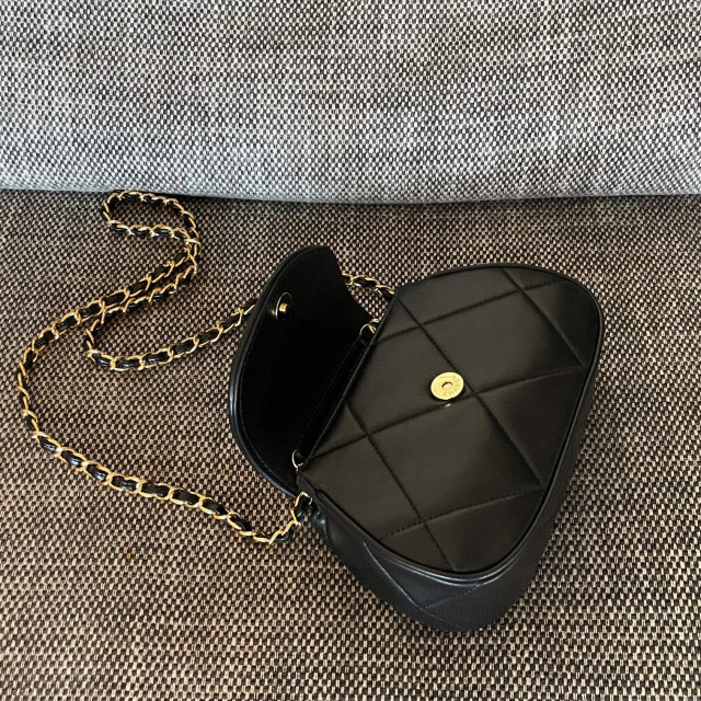 Dimensioni Chanel Yuanbaobao: 22 x 14 x 6,5 cm