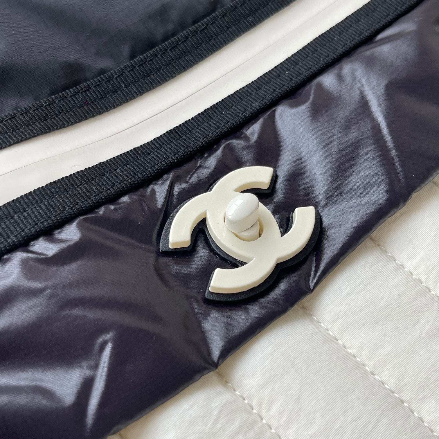 Chanel Nylon Schultern Größe: 44 * 35 * 3 cm