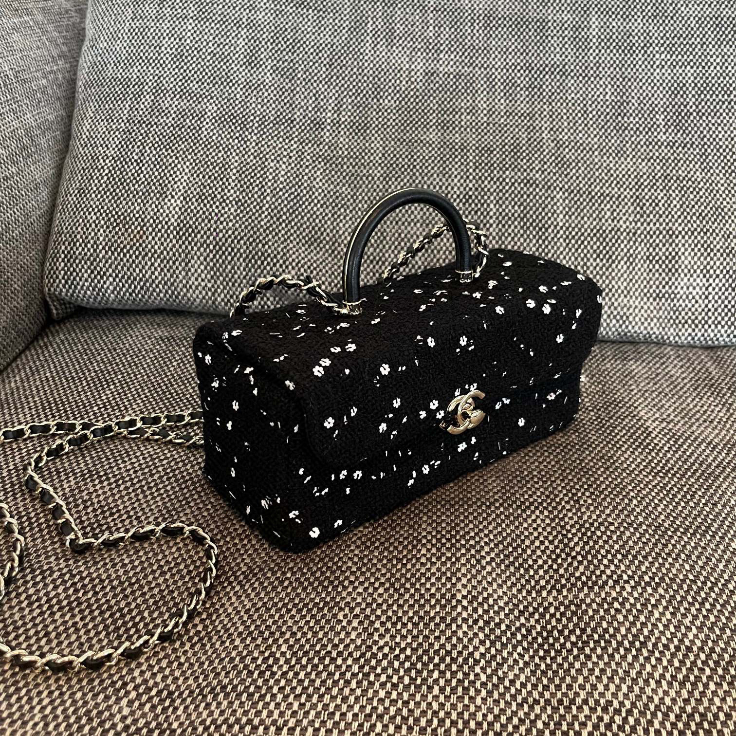 Chanel Tweed Schneeflocken-Pailletten Größe: 22 x 10 x 9 cm