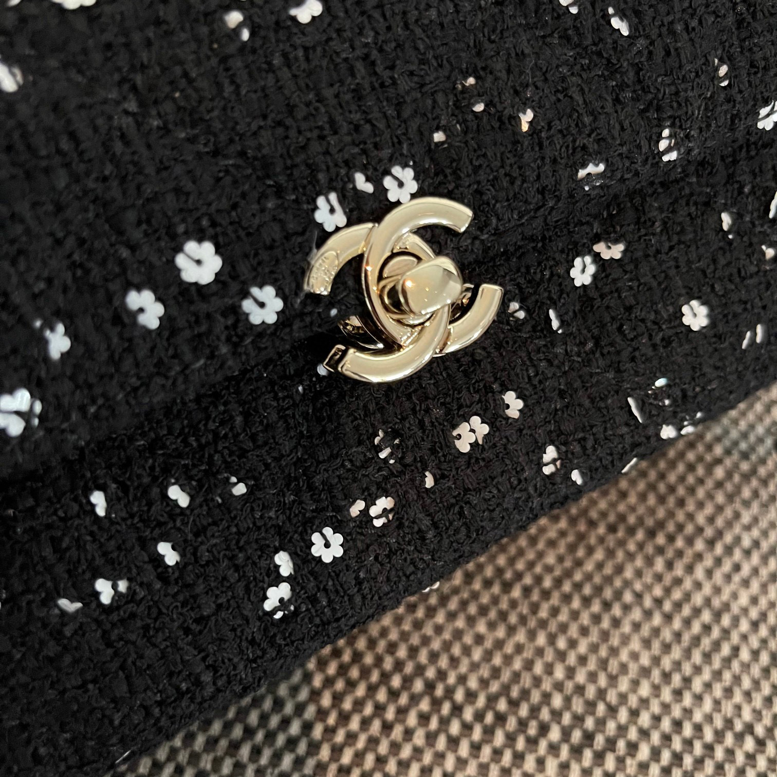 Chanel Tweed Schneeflocken-Pailletten Größe: 22 x 10 x 9 cm