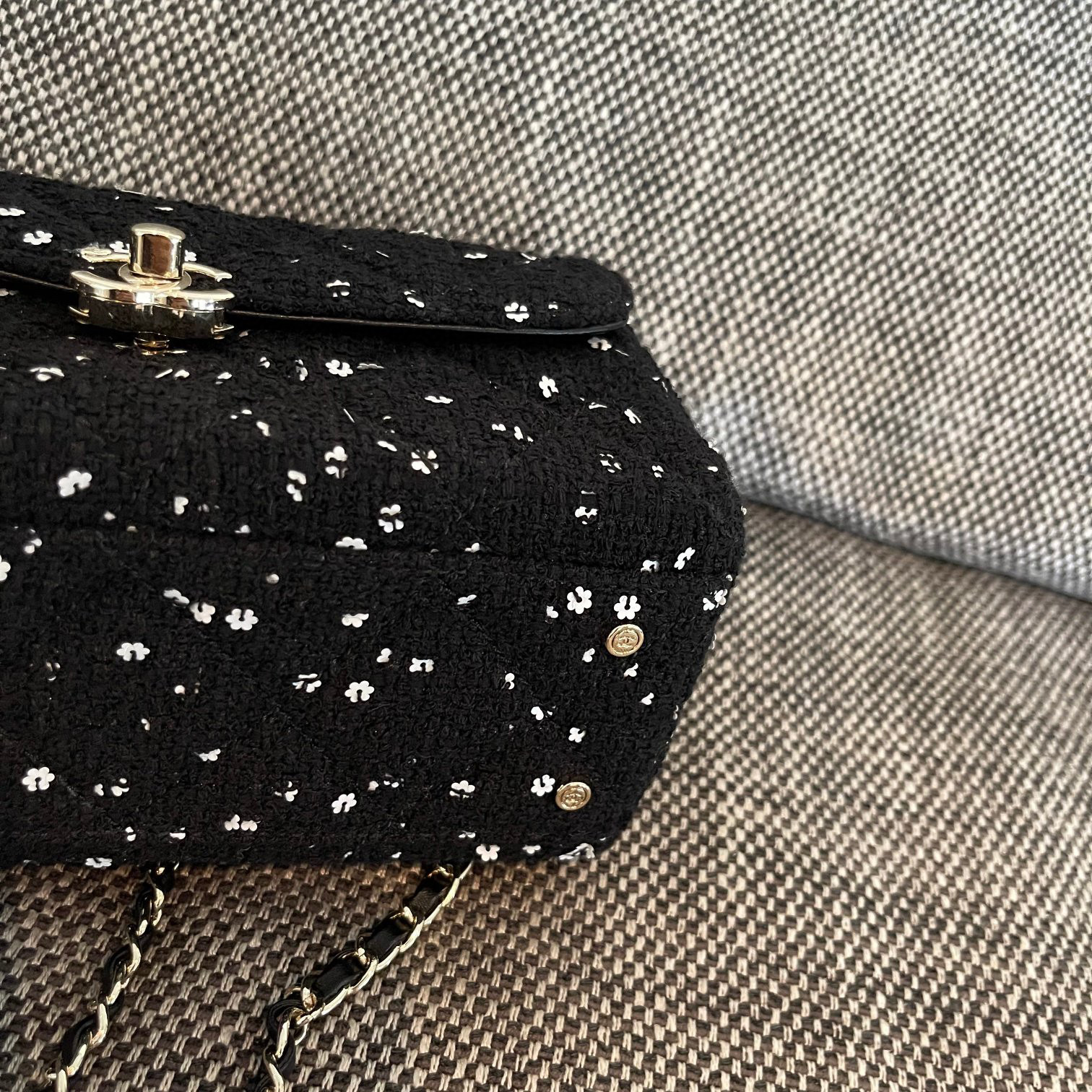 Chanel Tweed Schneeflocken-Pailletten Größe: 22 x 10 x 9 cm
