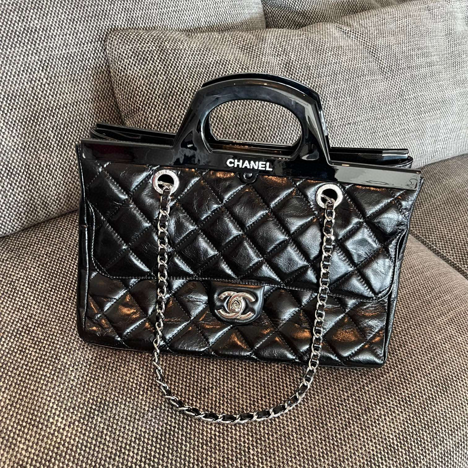 Chanel Schwarz und Silber Kleiderbügel Größe: 30 * 20 * 10 cm