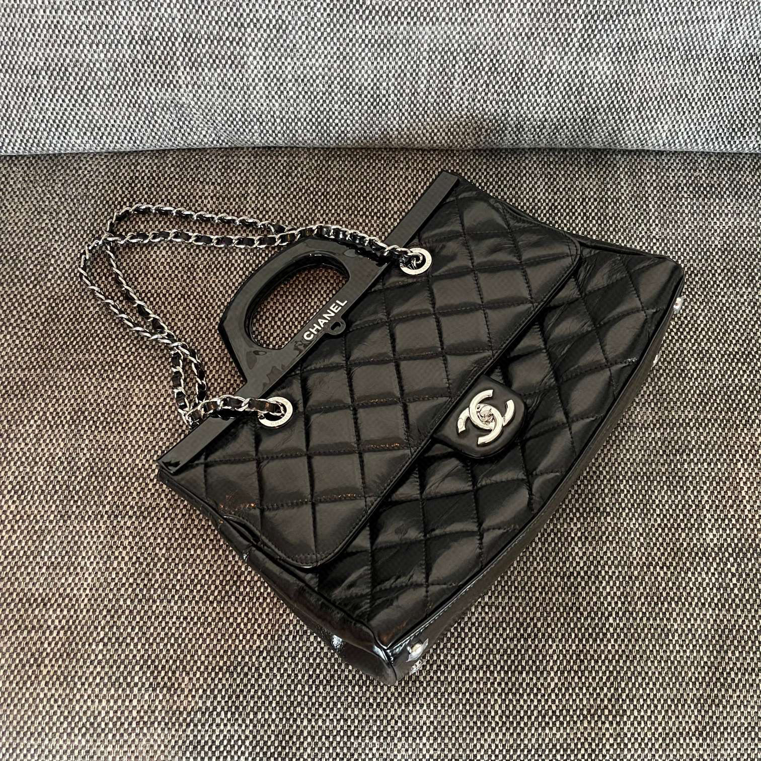Chanel Schwarz und Silber Kleiderbügel Größe: 30 * 20 * 10 cm