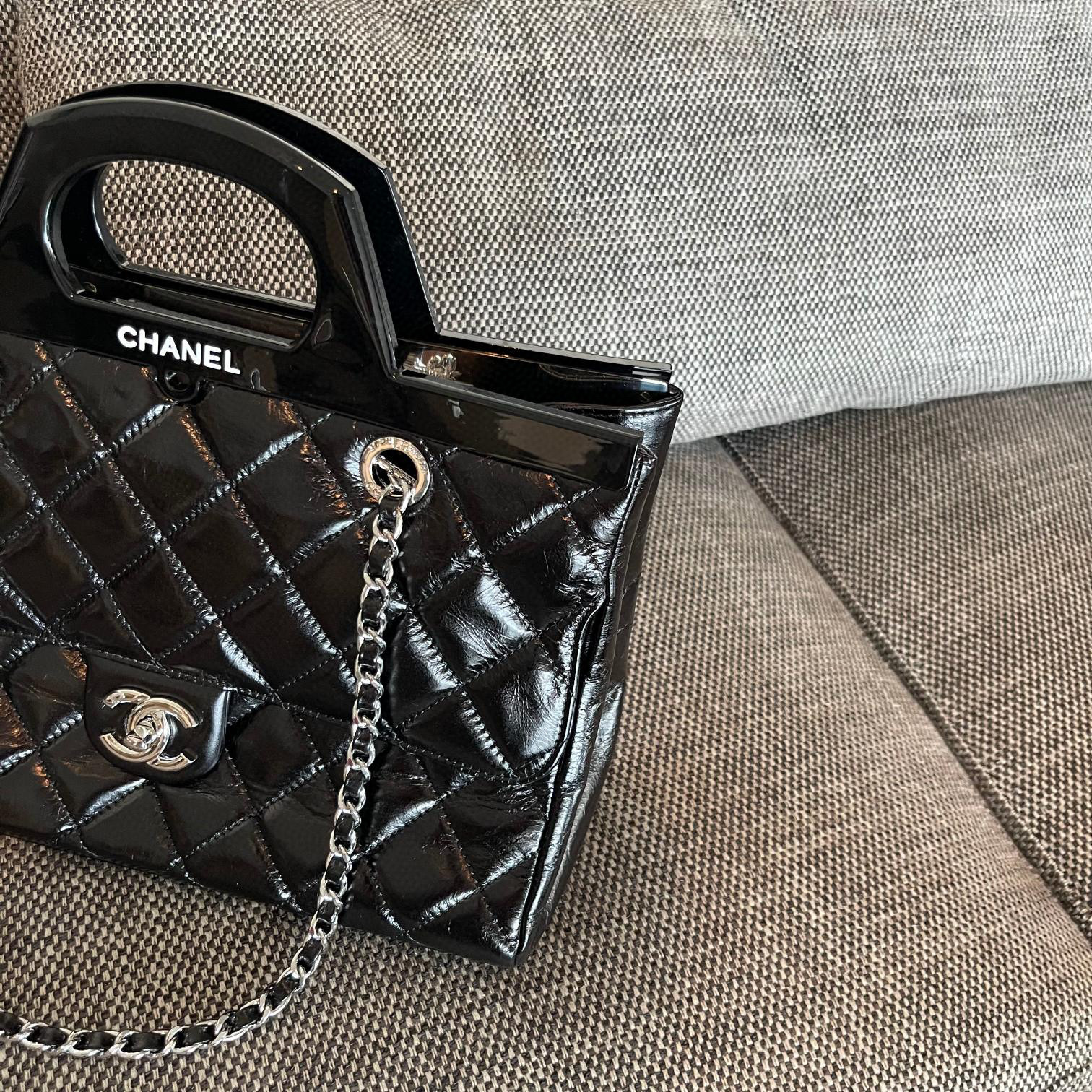 Chanel Schwarz und Silber Kleiderbügel Größe: 30 * 20 * 10 cm