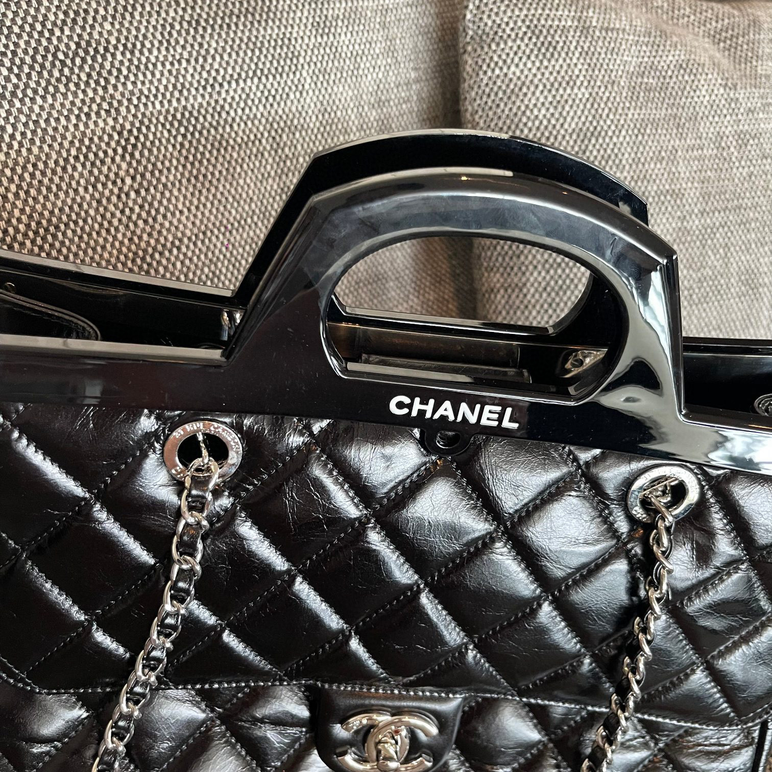 Chanel Schwarz und Silber Kleiderbügel Größe: 30 * 20 * 10 cm