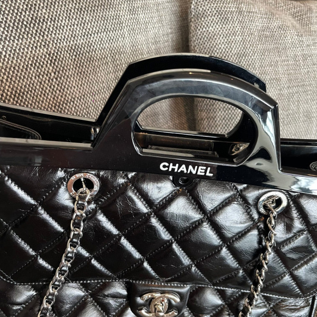 Chanel Schwarz und Silber Kleiderbügel Größe: 30 * 20 * 10 cm