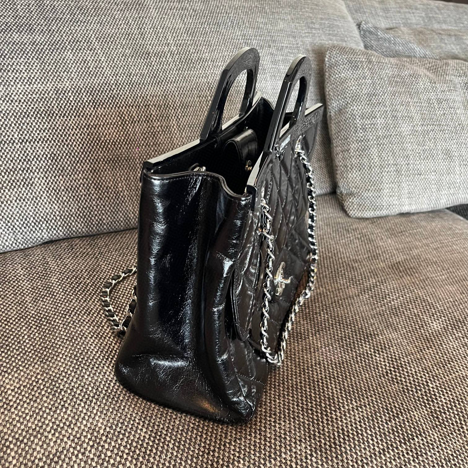 Chanel Schwarz und Silber Kleiderbügel Größe: 30 * 20 * 10 cm