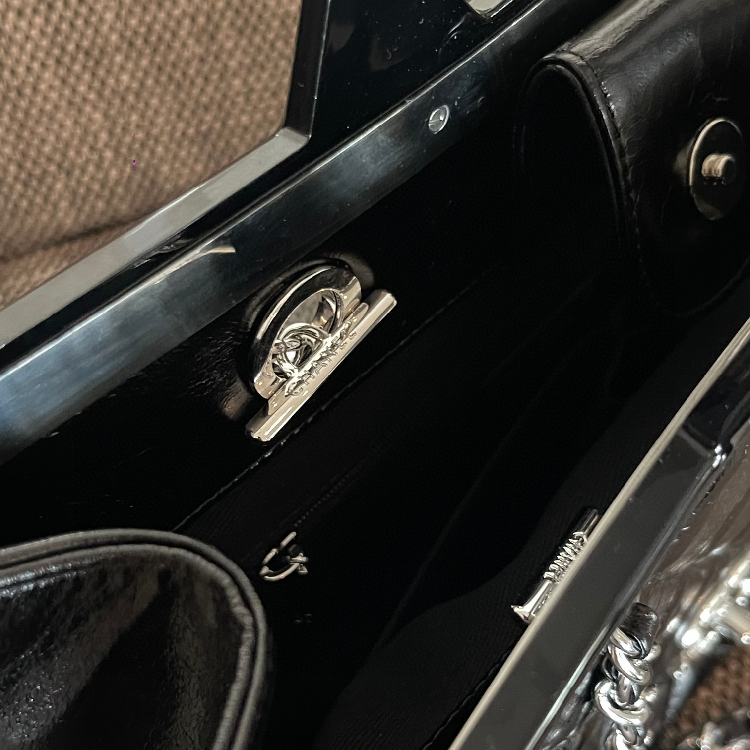 Chanel Schwarz und Silber Kleiderbügel Größe: 30 * 20 * 10 cm