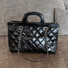 Chanel Schwarz und Silber Kleiderbügel Größe: 30 * 20 * 10 cm