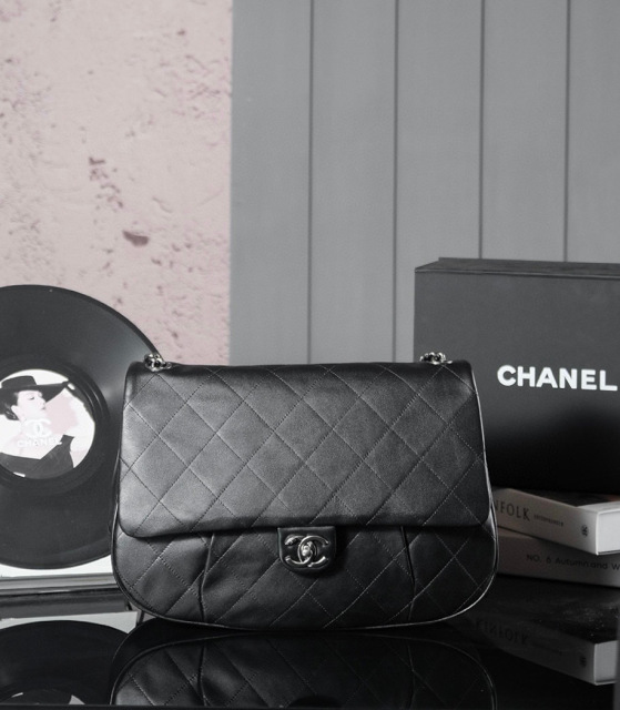 Chanel  Oblique-crossing handbag Size：35*26*7.5cm