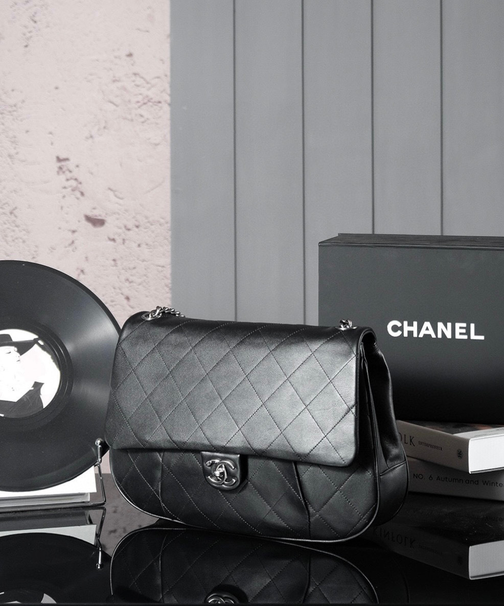 Chanel  Oblique-crossing handbag Size：35*26*7.5cm