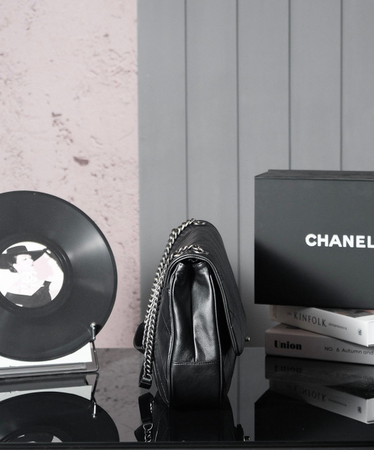 Chanel  Oblique-crossing handbag Size：35*26*7.5cm