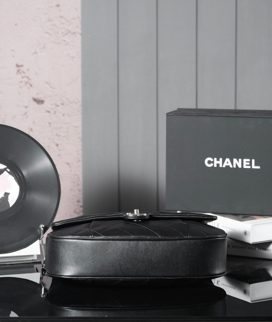 Chanel  Oblique-crossing handbag Size：35*26*7.5cm