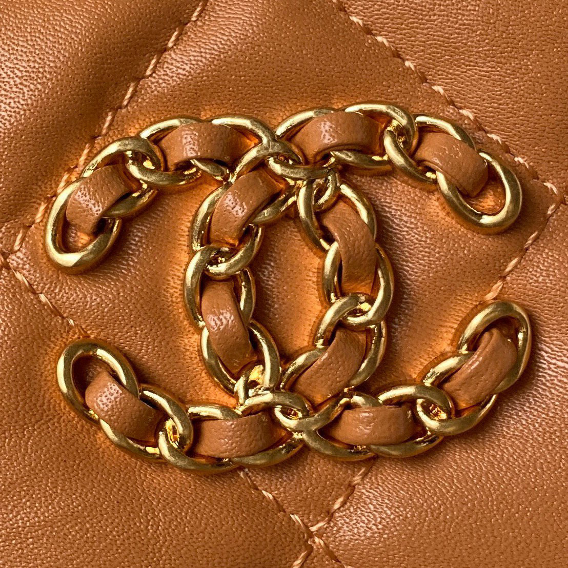 Chanel Underarm bag    Size：23.5*13.5*5.3cm