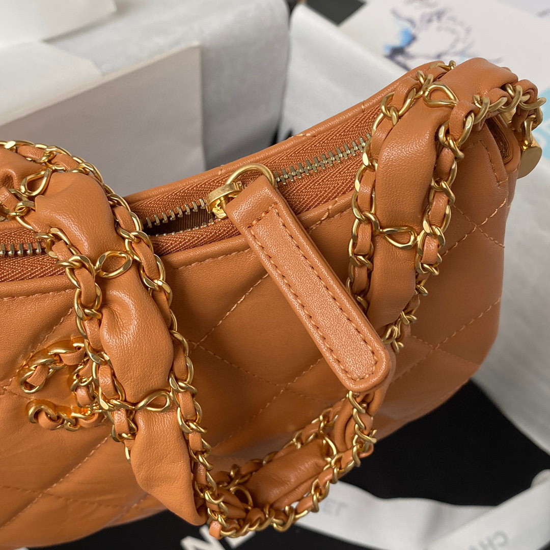 Chanel Underarm bag    Size：23.5*13.5*5.3cm