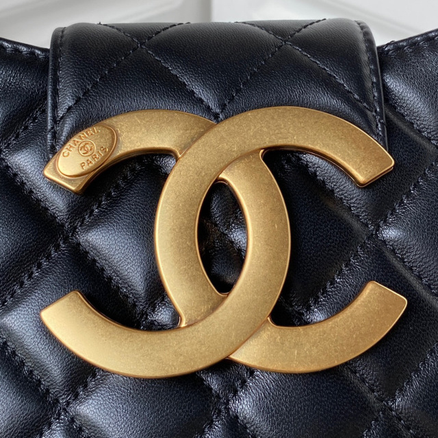 Chanel Retro-Metalllogo Größe: 25,5 x 18 x 5 cm