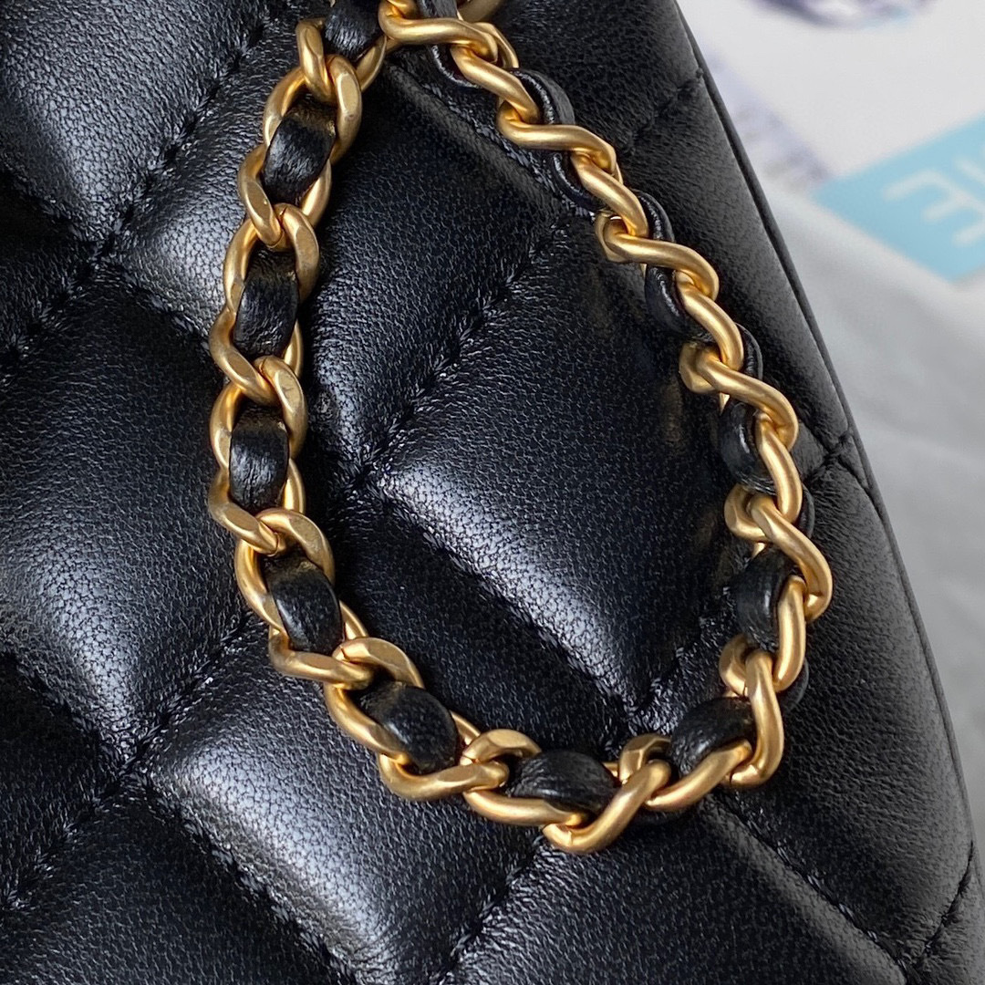 Chanel Retro-Metalllogo Größe: 25,5 x 18 x 5 cm