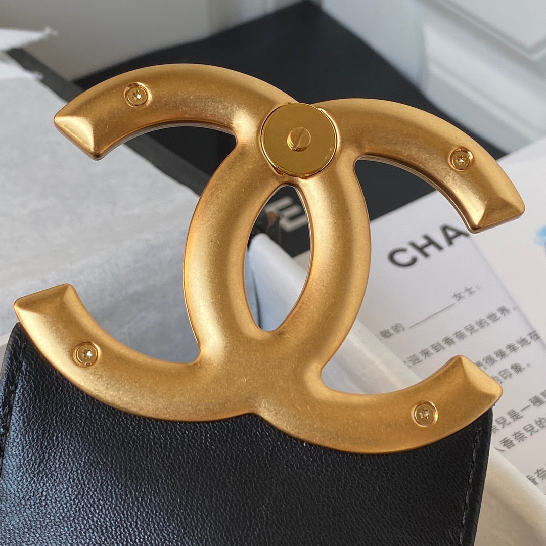 Chanel Retro-Metalllogo Größe: 25,5 x 18 x 5 cm