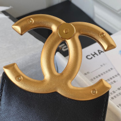 Chanel Retro-Metalllogo Größe: 25,5 x 18 x 5 cm