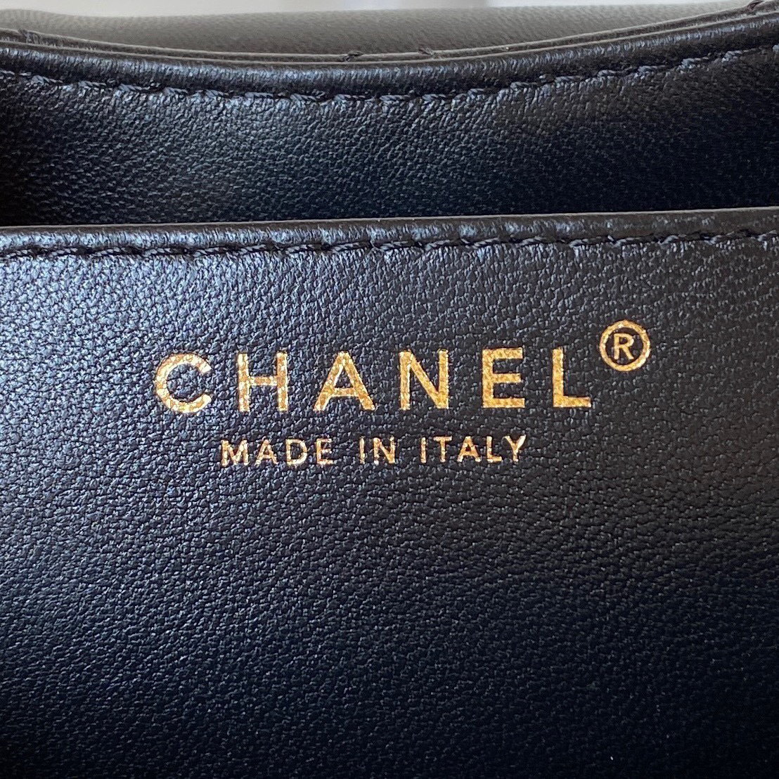Chanel Retro-Metalllogo Größe: 25,5 x 18 x 5 cm