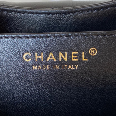 Chanel Retro-Metalllogo Größe: 25,5 x 18 x 5 cm