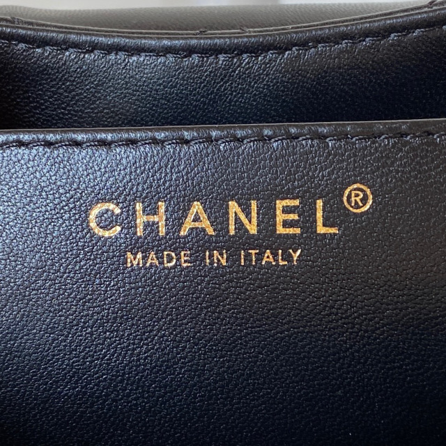 Chanel Retro-Metalllogo Größe: 25,5 x 18 x 5 cm